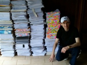 O juiz federal Rolando Valcir Spanholo junto a parte dos 200 quilos de resumos que usou para estudar na preparação do concurso (Foto: Rolando Valcir Spanholo/Arquivo Pessoal)